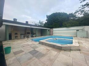 Casa com piscina para 18 pessoas, wi-fi 3 quartos 4 banheiros estacionamento interno churrasqueira e forno de pizza 230m2 de área constuida aceita pets